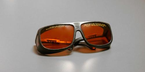 Laser safety glasses for fiber lasers