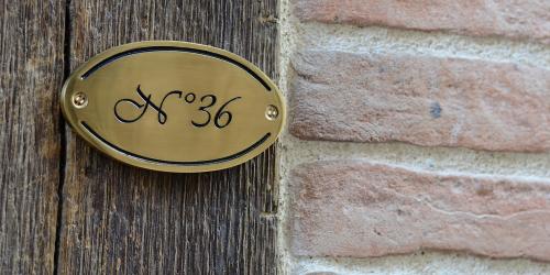 Door plates in a metallic look