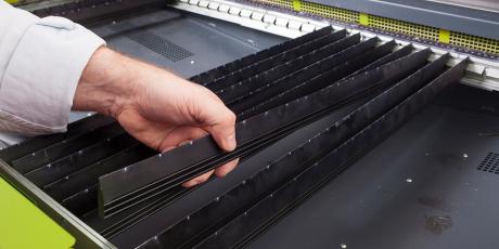 Removable blades for laser cutting tables